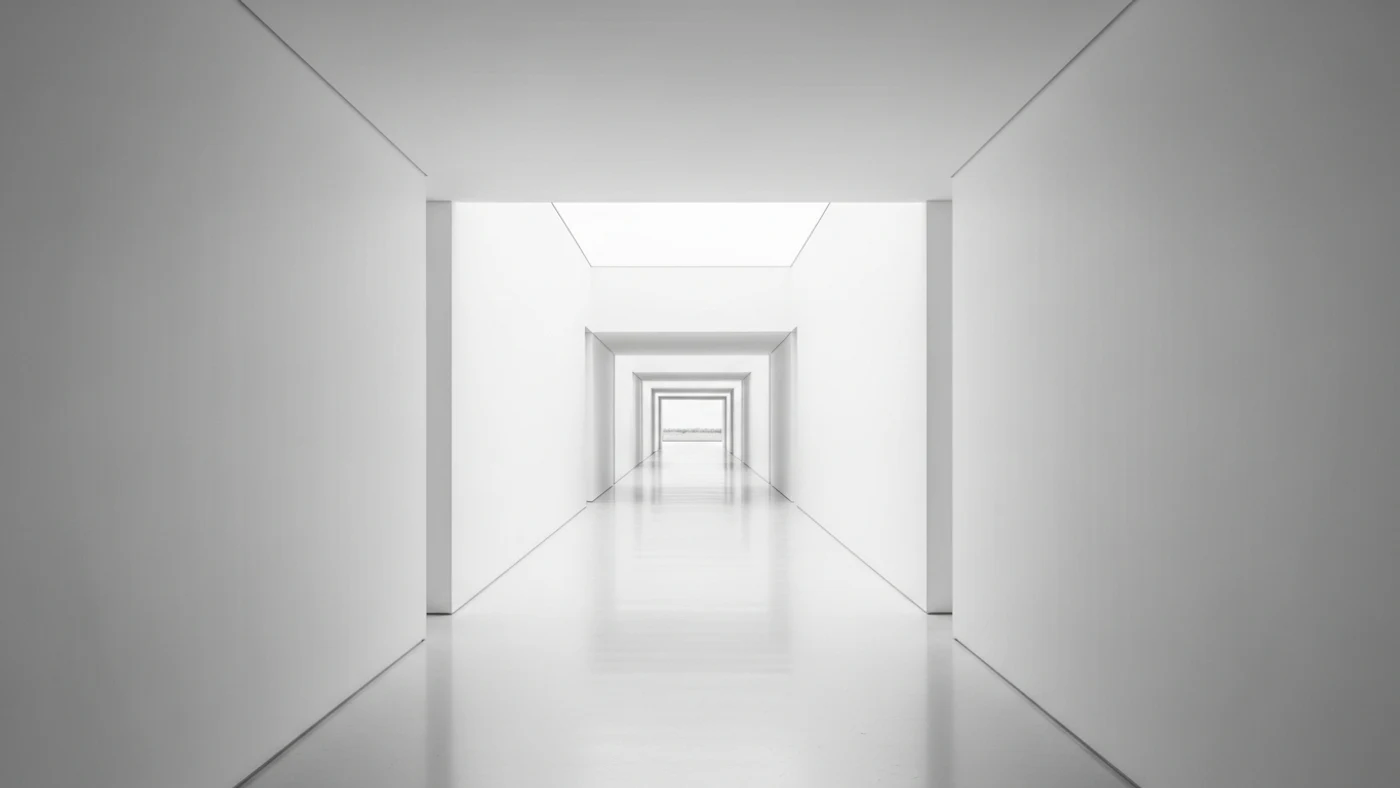 Corredor blanco con luz al final