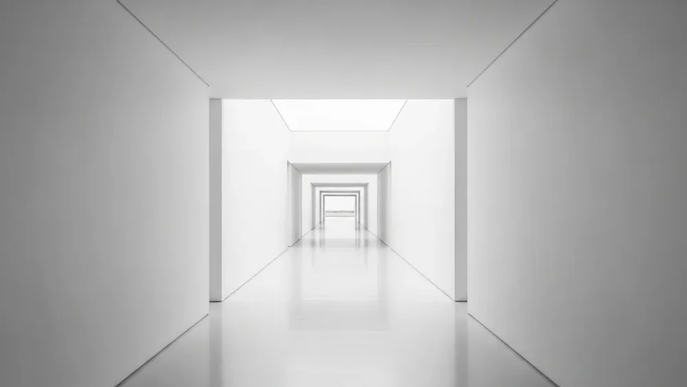 Corredor blanco con luz al final